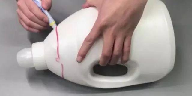 洗衣液桶千萬別扔「剪一剪掛插座上」家人說我超聰明