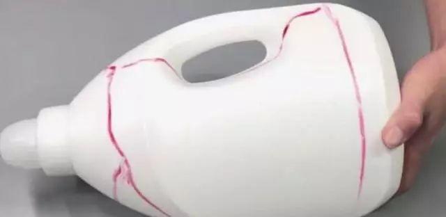 洗衣液桶千萬別扔「剪一剪掛插座上」家人說我超聰明