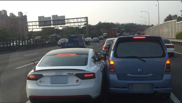 惡霸國道上故意逼車「左右狂切車道」超囂張！下一秒「被逼下車處理」大快人心：現世報！