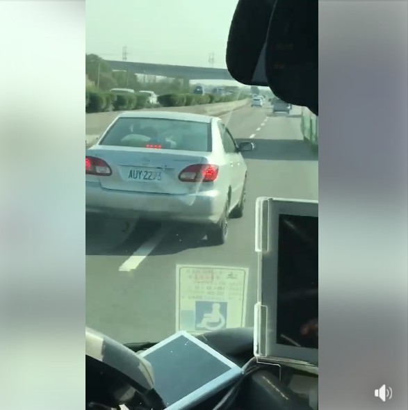 惡霸國道上故意逼車「左右狂切車道」超囂張！下一秒「被逼下車處理」大快人心：現世報！