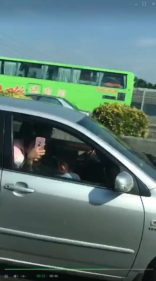 惡霸國道上故意逼車「左右狂切車道」超囂張！下一秒「被逼下車處理」大快人心：現世報！