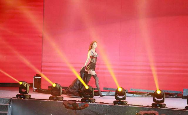 林志玲走舞台秀終於拿出「真本事」！超猛下衣讓台下觀眾先呆住...然後狂尖叫！