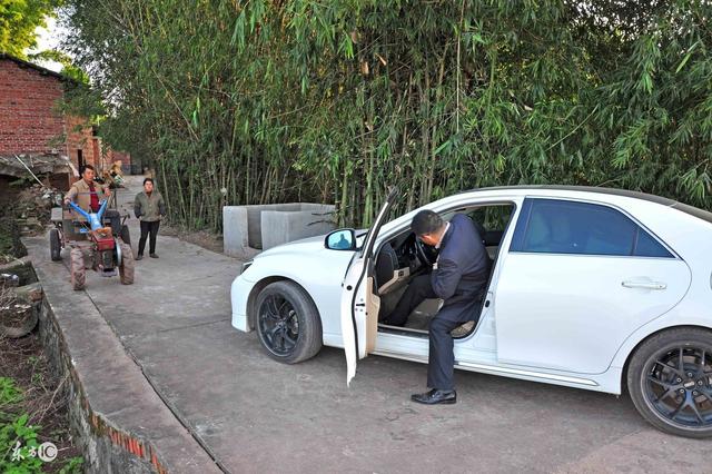 子孫歡喜替老父親過完八十大壽，未料老人第二天就去世「留下一封信」，兒女們一看後悔痛哭......