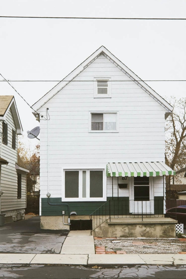 原本以為只是張「普通人像照」，沒想到「把照片放大一看...」絕對讓你嚇到嘴巴合不起來！