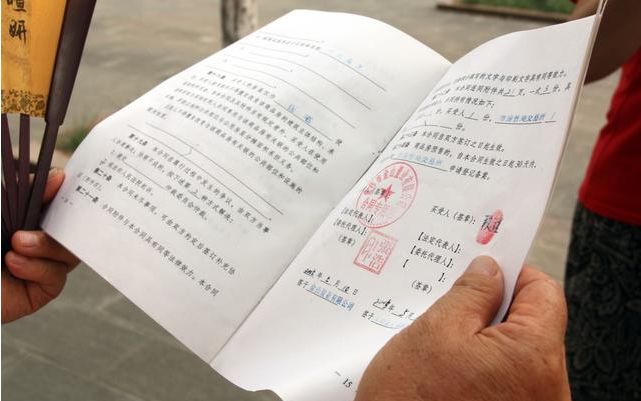 老婆從來不在我面前「脫 內 衣」，有天無意間看見她洗澡，我當晚就決定「把家產都給她」！