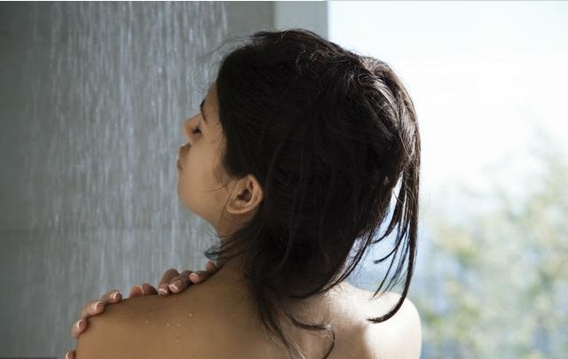 老婆從來不在我面前「脫 內 衣」，有天無意間看見她洗澡，我當晚就決定「把家產都給她」！