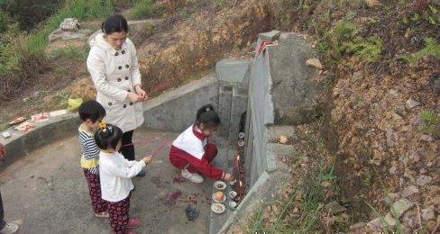 他每年清明祭祖就順手整理「隔壁無名墳」被笑傻，未料此舉卻讓他在幾年後一夜暴富！