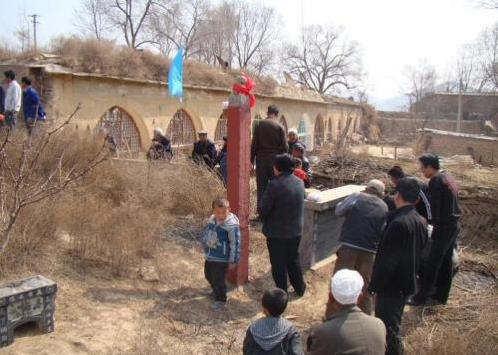 他每年清明祭祖就順手整理「隔壁無名墳」被笑傻，未料此舉卻讓他在幾年後一夜暴富！