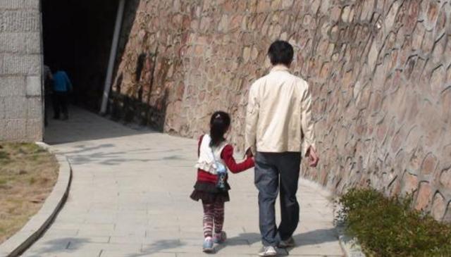 老婆到別人家「當保姆」一年未回，我帶女兒去探望，誰知道她在外面竟然...我們父女抱頭痛哭！