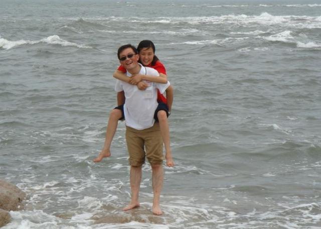 老婆到別人家「當保姆」一年未回，我帶女兒去探望，誰知道她在外面竟然...我們父女抱頭痛哭！