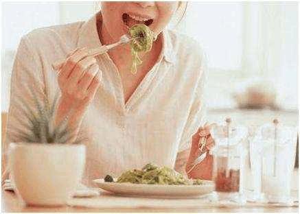 想保護好自己的肝，3種食物不該多吃，吃多了當心「肝臟受損」！