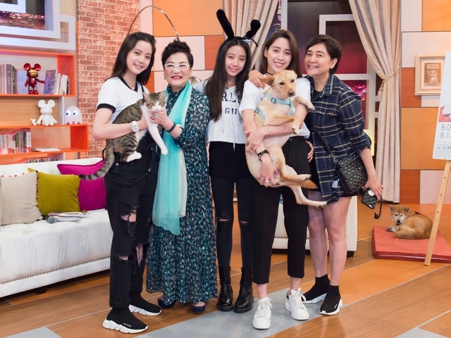 13歲歐陽娣娣「曬比基尼辣照」秀S曲線轉大人　姐姐受訪說溜嘴：「她會最早結婚當人妻！」