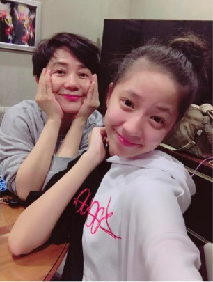 13歲歐陽娣娣「曬比基尼辣照」秀S曲線轉大人　姐姐受訪說溜嘴：「她會最早結婚當人妻！」