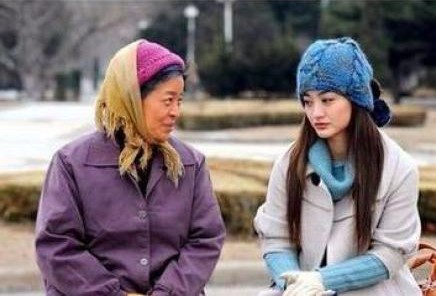 老婆到別人家「當保姆」一年未回，我帶女兒去探望，誰知道她在外面竟然...我們父女抱頭痛哭！