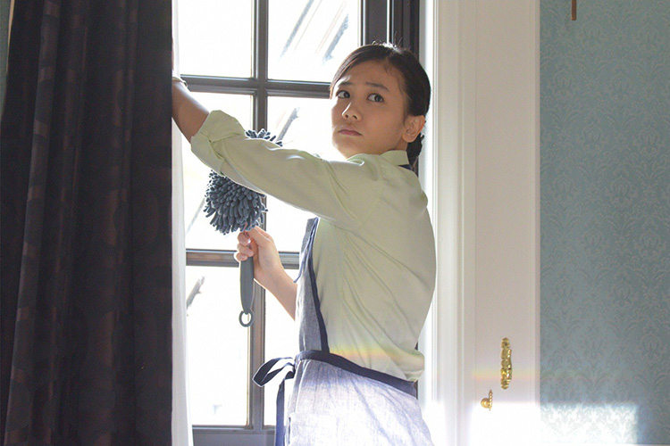 老婆到別人家「當保姆」一年未回，我帶女兒去探望，誰知道她在外面竟然...我們父女抱頭痛哭！