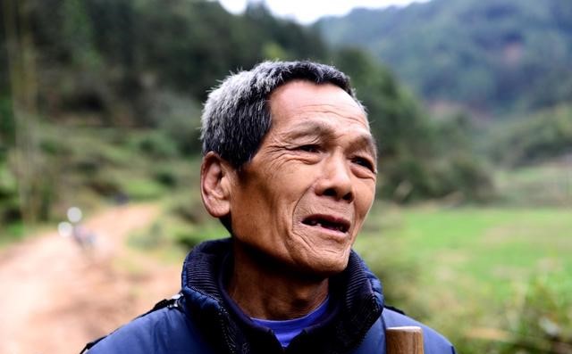 子孫歡喜替老父親過完八十大壽，未料老人第二天就去世「留下一封信」，兒女們一看後悔痛哭......