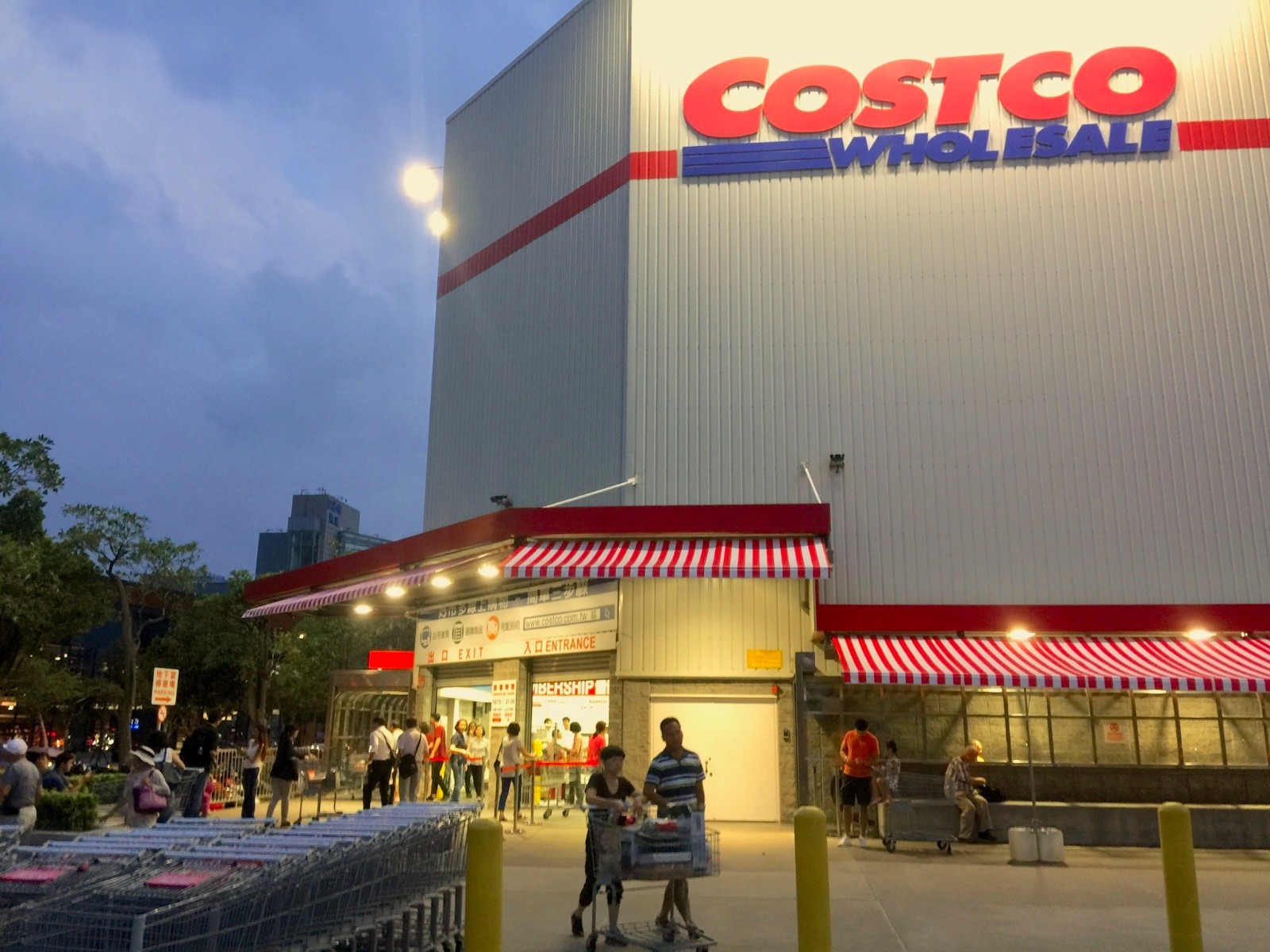 台灣賣場霸主換人當！大家狂推「這一間打敗好市多」，網友一聽大讚：「不用會費也能退貨！」