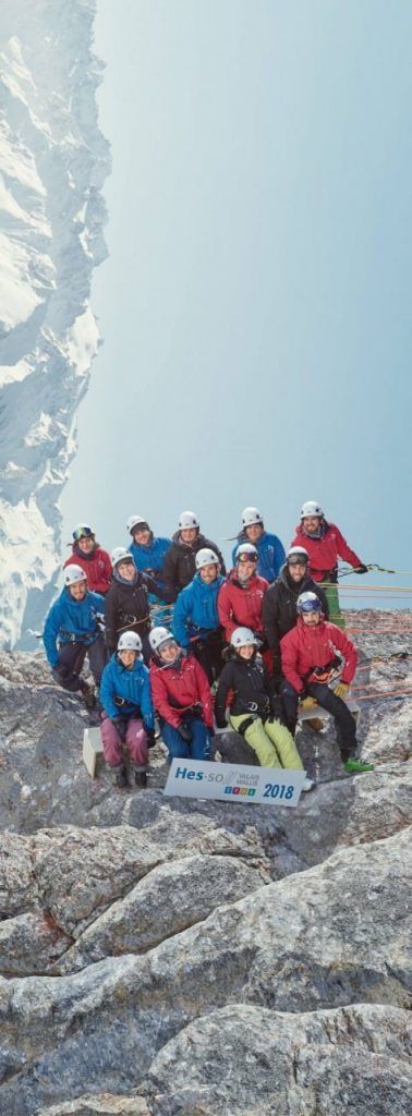 這一張不起眼「大學生合照」網路爆紅瘋傳！網友仔細一看「背後恐怖真相」讓人雞皮疙瘩掉滿地....