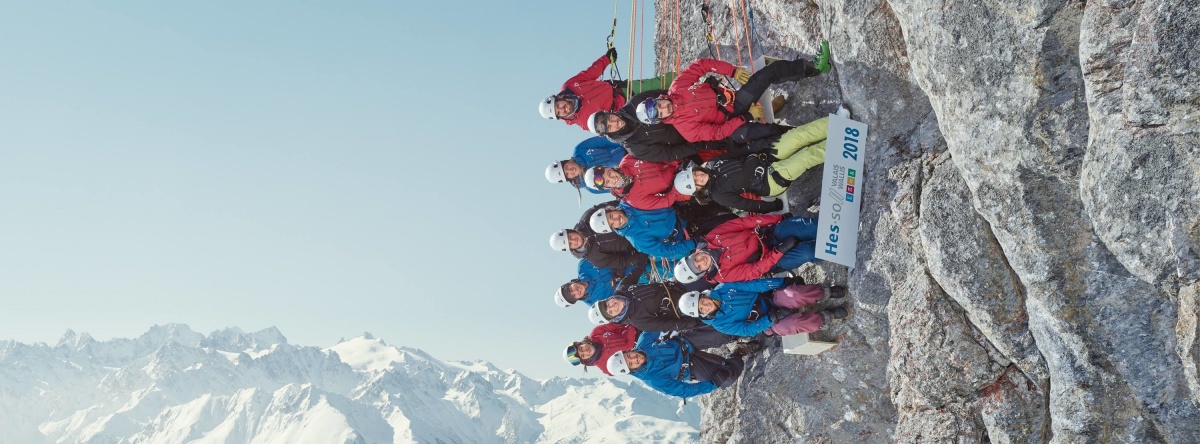 這一張不起眼「大學生合照」網路爆紅瘋傳！網友仔細一看「背後恐怖真相」讓人雞皮疙瘩掉滿地....