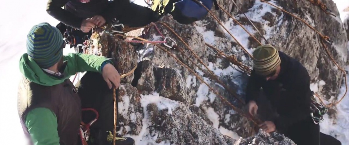 這一張不起眼「大學生合照」網路爆紅瘋傳！網友仔細一看「背後恐怖真相」讓人雞皮疙瘩掉滿地....