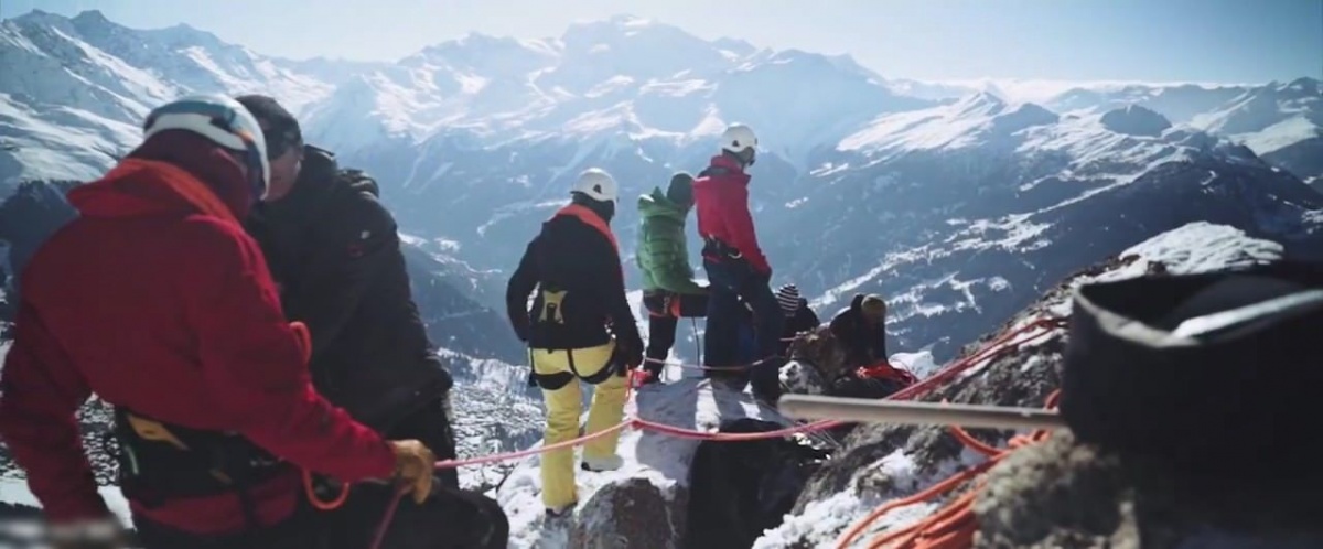 這一張不起眼「大學生合照」網路爆紅瘋傳！網友仔細一看「背後恐怖真相」讓人雞皮疙瘩掉滿地....