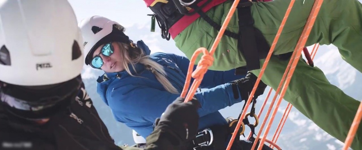 這一張不起眼「大學生合照」網路爆紅瘋傳！網友仔細一看「背後恐怖真相」讓人雞皮疙瘩掉滿地....