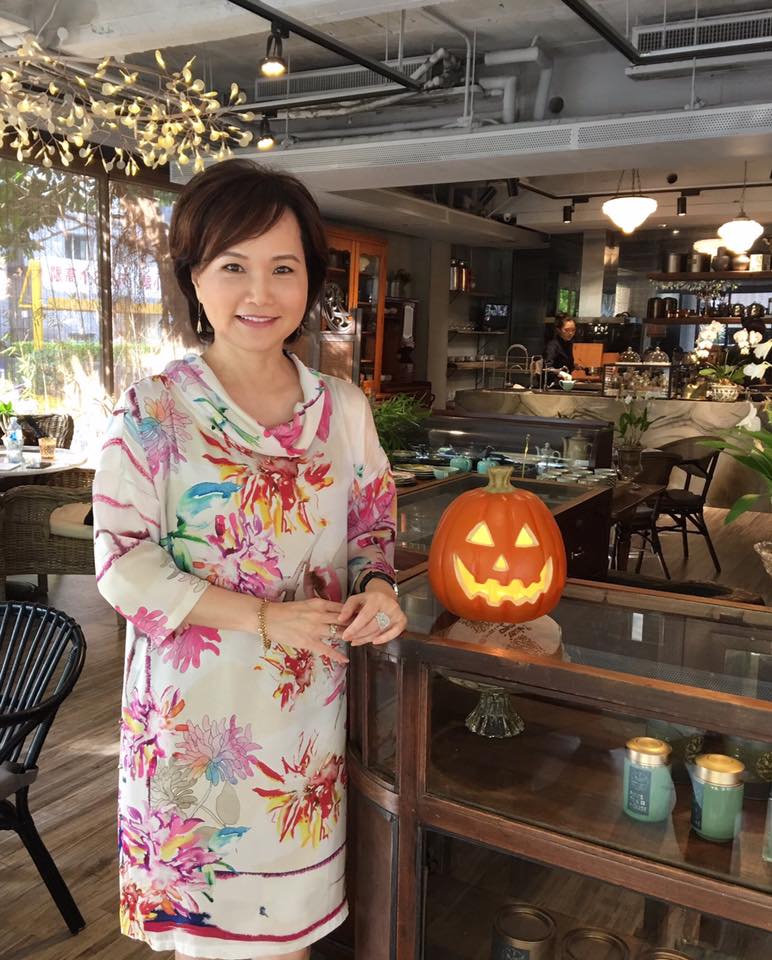 沈春華「棄800萬年薪卸下主播」婚姻生活首度曝光！當街被偷拍與老公在街頭...超浪漫！