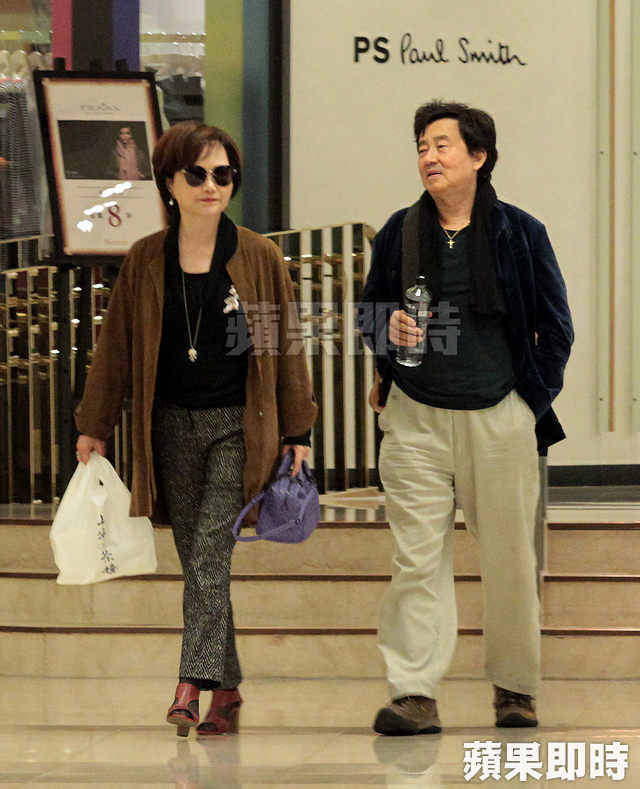 沈春華「棄800萬年薪卸下主播」婚姻生活首度曝光！當街被偷拍與老公在街頭...超浪漫！