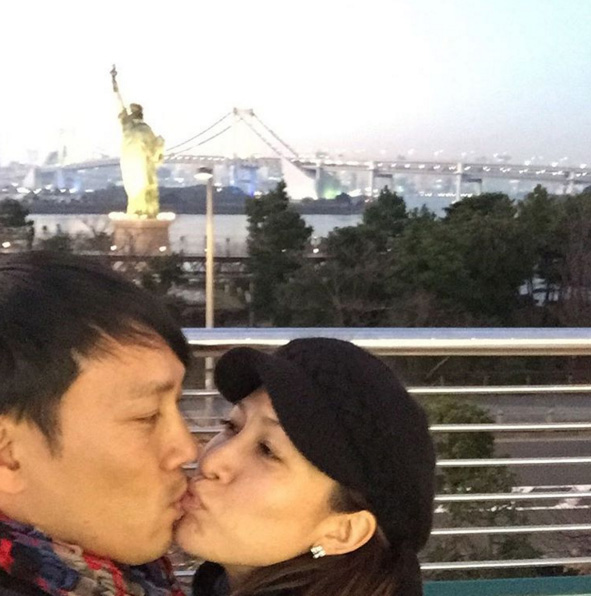 當年艾力克斯祖母當眾嫌李詠嫻：「這個女孩不能娶」！如今卻相愛21年，原來私下的他們...