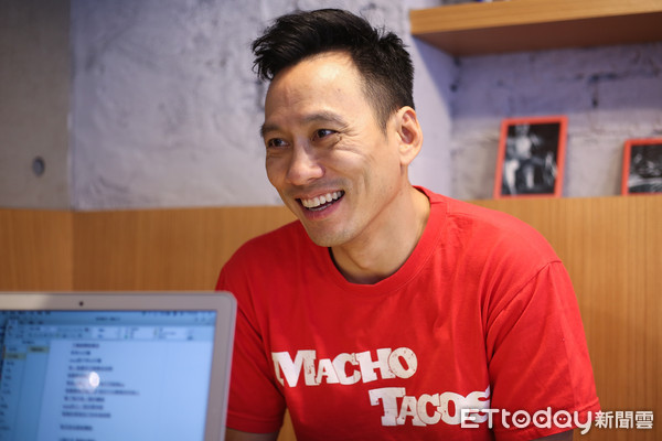 當年艾力克斯祖母當眾嫌李詠嫻：「這個女孩不能娶」！如今卻相愛21年，原來私下的他們...