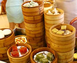 早餐店打工妹妹因為不小心在雞蛋上放了醬油被奧客罵沒前途，沒想到她默默走到櫃台後做接下來的這個『動作」，大家都拍手叫好！