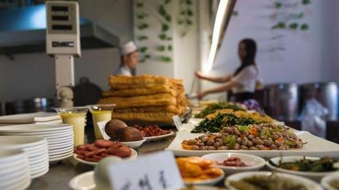 早餐店打工妹妹因為不小心在雞蛋上放了醬油被奧客罵沒前途，沒想到她默默走到櫃台後做接下來的這個『動作」，大家都拍手叫好！