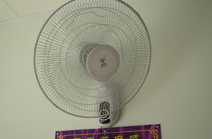 早餐店打工妹妹因為不小心在雞蛋上放了醬油被奧客罵沒前途，沒想到她默默走到櫃台後做接下來的這個『動作」，大家都拍手叫好！