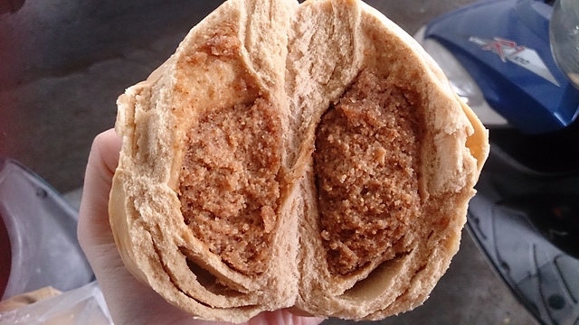 他當年把8歲妹妹騙出家門送人養，沒想到10年後街頭偶遇，哥哥「下意識的動作」兩人愣了...