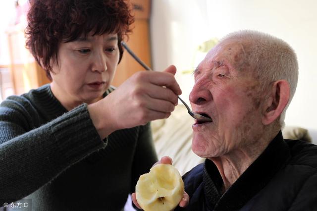 保姆因病走了「老人供她兒子讀研究所」！離開前才知保姆的真實身份，安詳的走了…