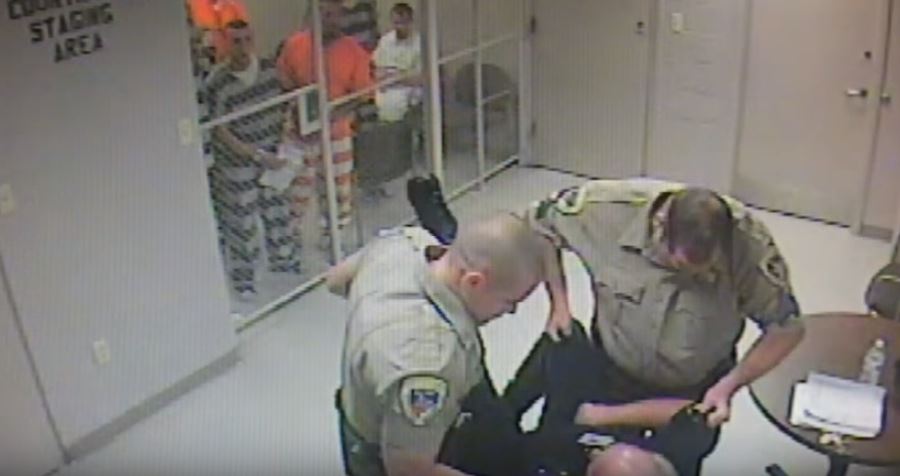 好心獄警和犯人聊天「突然心臟病發倒地」！8名囚犯此時竟「冒險撞破鐵網越獄」只為了...