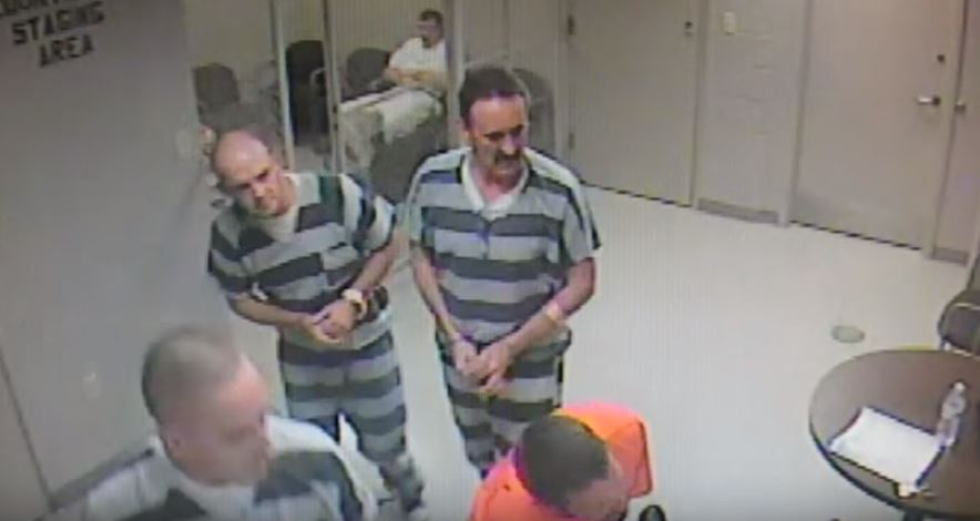好心獄警和犯人聊天「突然心臟病發倒地」！8名囚犯此時竟「冒險撞破鐵網越獄」只為了...