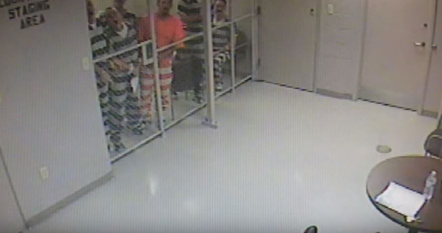 好心獄警和犯人聊天「突然心臟病發倒地」！8名囚犯此時竟「冒險撞破鐵網越獄」只為了...