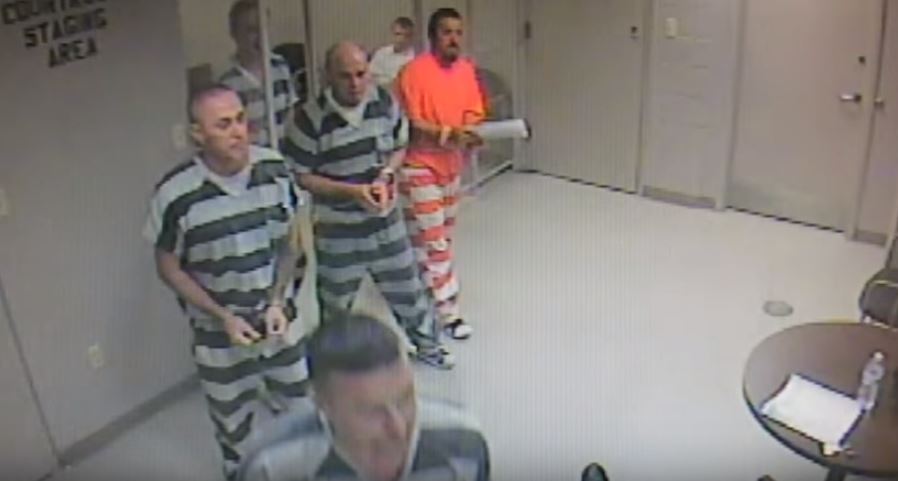 好心獄警和犯人聊天「突然心臟病發倒地」！8名囚犯此時竟「冒險撞破鐵網越獄」只為了...