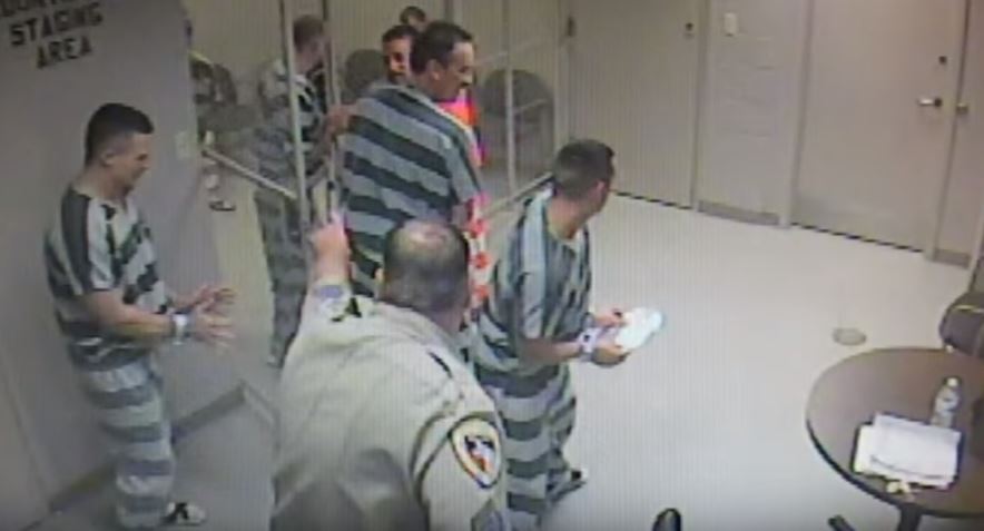 好心獄警和犯人聊天「突然心臟病發倒地」！8名囚犯此時竟「冒險撞破鐵網越獄」只為了...