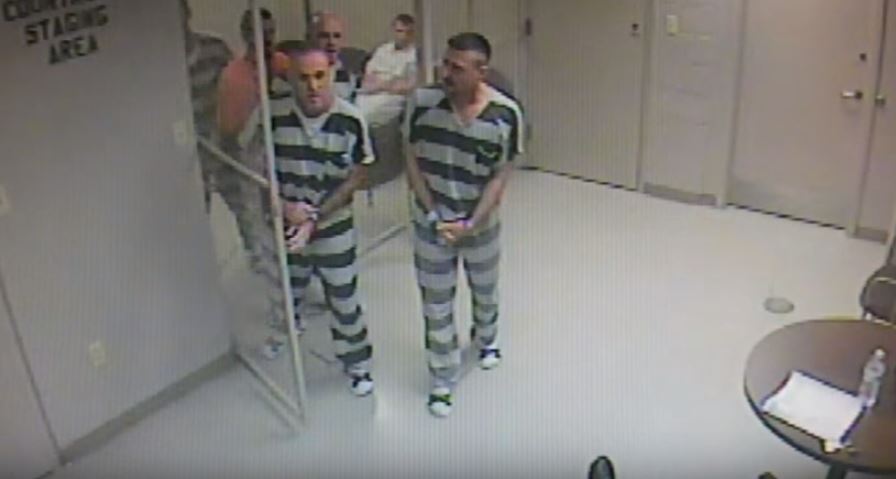 好心獄警和犯人聊天「突然心臟病發倒地」！8名囚犯此時竟「冒險撞破鐵網越獄」只為了...