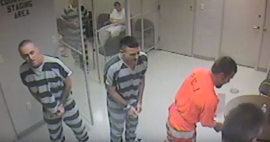 好心獄警和犯人聊天「突然心臟病發倒地」！8名囚犯此時竟「冒險撞破鐵網越獄」只為了...