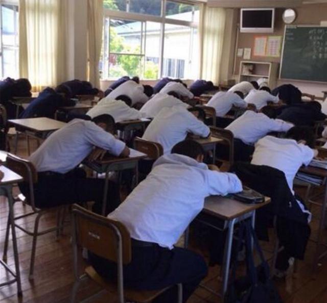 全班「午休睡過頭」！老師走進教室僅在黑板留下「一句話」，同學醒來一看......