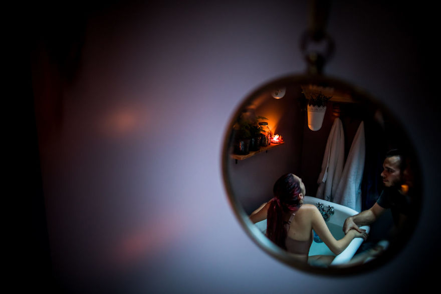 19張紀錄「母親與新生兒初次見面」的獲獎照片。#7媽媽和嬰兒「第一次觸摸彼此」感動全球！