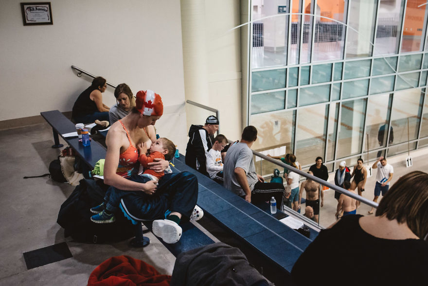 19張紀錄「母親與新生兒初次見面」的獲獎照片。#7媽媽和嬰兒「第一次觸摸彼此」感動全球！