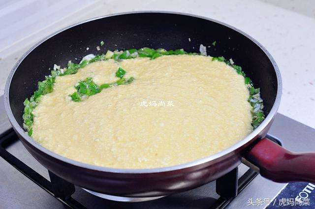 吃一口就上癮的「豆腐炒雞蛋」，90歲退休大廚曝光超好吃秘訣就在…婆媽回家搶著做！