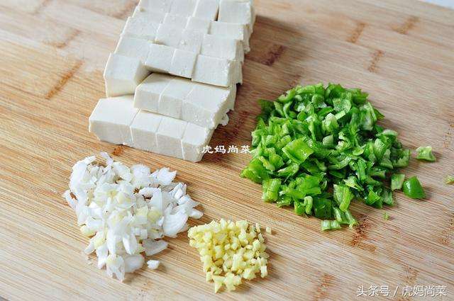 吃一口就上癮的「豆腐炒雞蛋」，90歲退休大廚曝光超好吃秘訣就在…婆媽回家搶著做！