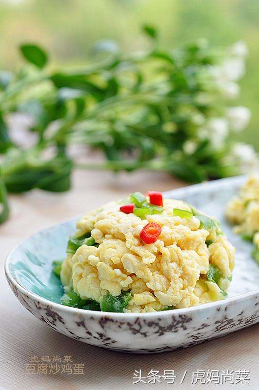 吃一口就上癮的「豆腐炒雞蛋」，90歲退休大廚曝光超好吃秘訣就在…婆媽回家搶著做！