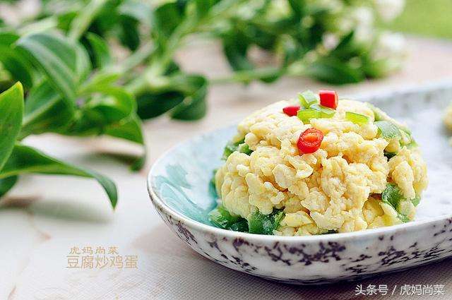 吃一口就上癮的「豆腐炒雞蛋」，90歲退休大廚曝光超好吃秘訣就在…婆媽回家搶著做！