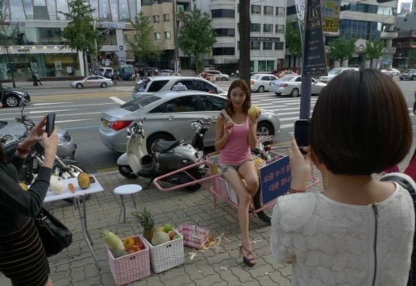 美女「削水果一顆賣1300元」竟被瘋狂搶購！走近一看才發現...太有才了！